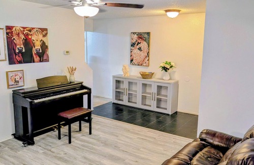 Corinth House | Spacious 4-bedroom House Great Location Next to 35 and Shopping Areas