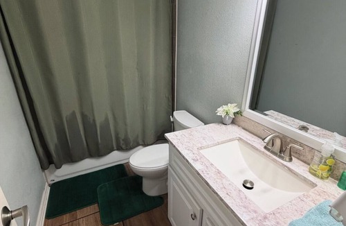 Barker House | Spacious 4-bedroom house in pleasant Houston with AC
