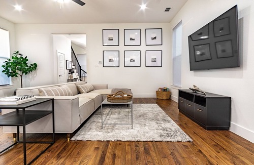 West Dallas House | Spacious 4BR Retreat, Sleeps 10, Backyard + Near Dallas