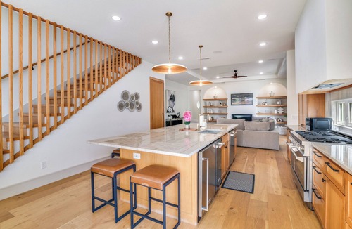 Caney City House | Spacious 5-bedroom house on Cedar Creek Lake with Pool, Spa, & Boat Dock