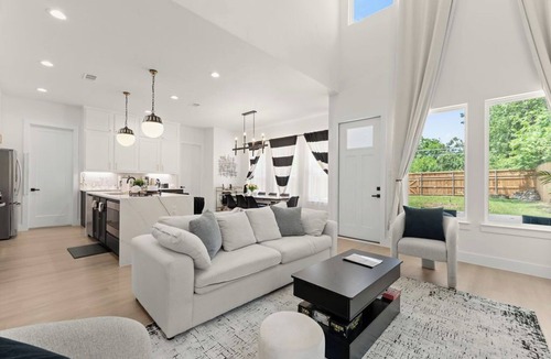 Dallas House | Spacious 5-bedroom house in lovely Dallas near airport and downtown.