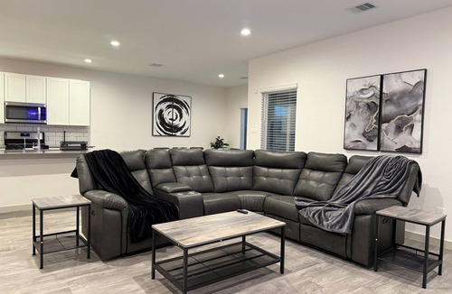 Richmond House | Spacious 5 BR 3 Bath with Ping Pong Table and Air Hockey