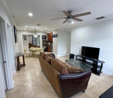 Country Club Park House | Spacious 5Bdrm, 3Bath Ideal for Families & Groups!