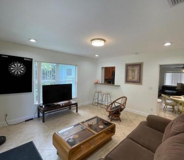 Country Club Park House | Spacious 5Bdrm, 3Bath Ideal for Families & Groups!