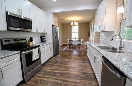 Warrington House | Spacious 5BR home. 10 min to NAS. 20 min to beach