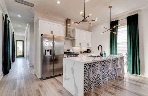 Tulane - Gravier House | Spacious 5BR Mid-City home with Superdome views, balcony & parking. Steps to parade & streetcar.