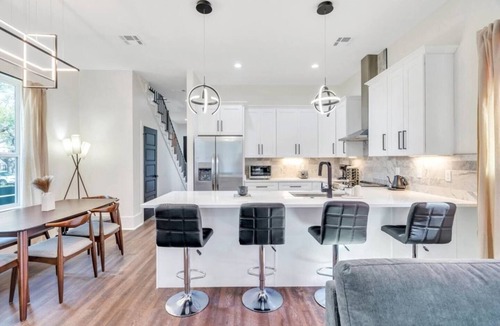 Tulane - Gravier House | Spacious 5BR Mid-City home with balcony & backyard oasis. Sleeps 10, 4 kings, steps to streetcar & parades