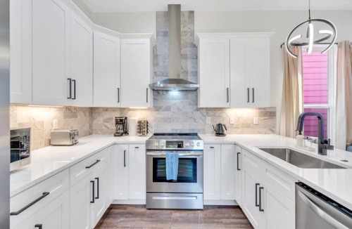 Tulane - Gravier House | Spacious 5BR Mid-City home with balcony & backyard oasis. Sleeps 10, 4 kings, steps to streetcar & parades