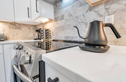 Tulane - Gravier House | Spacious 5BR Mid-City home with balcony & backyard oasis. Sleeps 10, 4 kings, steps to streetcar & parades