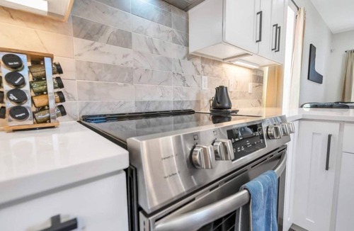 Tulane - Gravier House | Spacious 5BR Mid-City home with balcony & backyard oasis. Sleeps 10, 4 kings, steps to streetcar & parades
