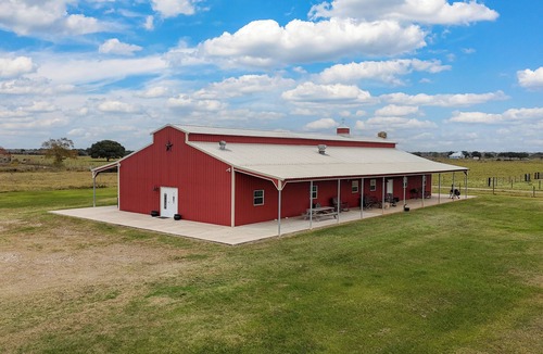 Damon Cabin | Spacious 6-bedroom lodge in beautiful Damon with AC