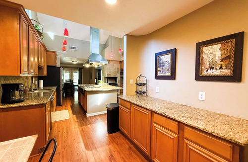 Highland Village House | Spacious 7-bedroom house in Pleasant Highland Village with pool, fitness gym.