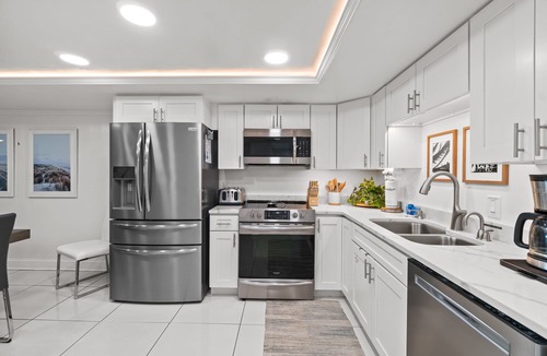 Bel Air Condo | Spacious and Elegant Condo! Summer Deals! FREE tkts to Activities this Summer!