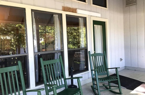 Zwolle Cabin | Spacious Cabin with Resort Amenities and Shared Outdoor Deck near Zwolle, Louisiana