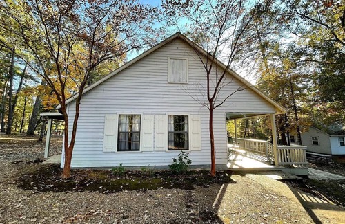 Zwolle Cabin | Spacious Cabin with Resort Amenities and Shared Outdoor Deck near Zwolle, Louisiana