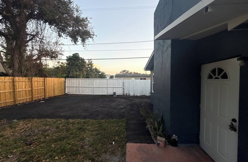 Dania Beach Cottage | Spacious Cottage& Unique Retreat – Minutes from the Beach!.