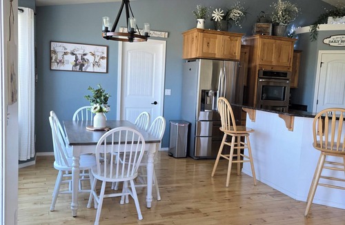 Brownstown House | Spacious County home, lg yard & patio w/mountain views. Near trails & wineries