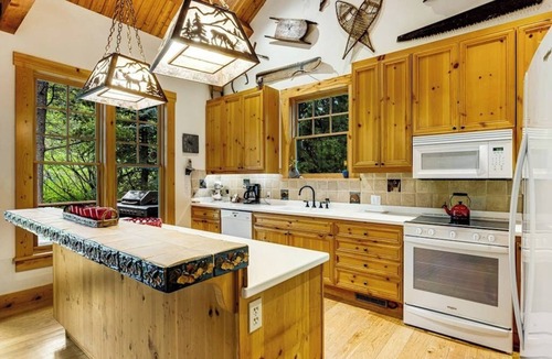 Granite Ridge House | Spacious Cozy Cabin w/Deck, Private Hot Tub, Grill - Amazing In-Village Locale