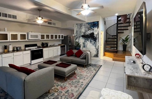 Broadmoor House | Spacious Derbigny Str Carriage House (Green)