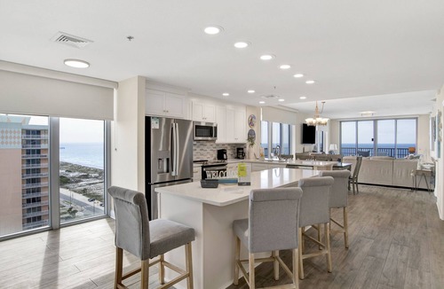 Pensacola Beach Condo | Spacious Gulf-front condo w. direct beach access, great pool