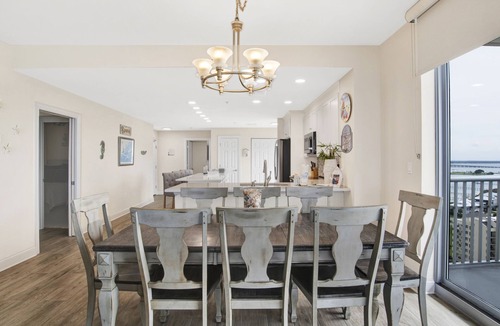 Pensacola Beach Condo | Spacious Gulf-front condo w. direct beach access, great pool