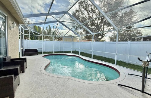 Brandon House | Spacious House w/Heated Pool & Hot Tub near Tampa