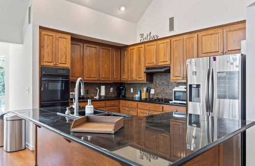 Dadeville House | Spacious Lakefront 5-bedroom house on Lake Martin WiFi, AC, boat dock,