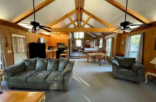 Zwolle House | Spacious Lakefront Cabin with Water Activities near Zwolle, Louisiana