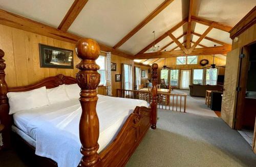 Zwolle House | Spacious Lakefront Cabin with Water Activities near Zwolle, Louisiana