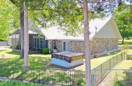 Waveland House | Spacious lakeside home on Lake Dardanelle. Incredible sunsets!