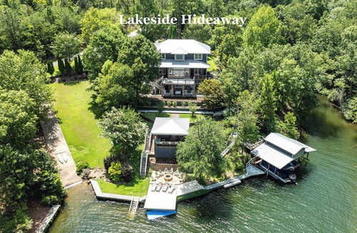 The Woods of Longleaf House | Spacious Lakeside Retreat - Sleeps 16, Quiet Slough, Great Entertaining Areas!