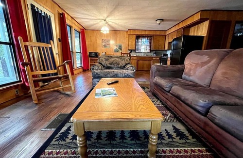 Zwolle Cabin | Spacious Lakeview Cabin with Fishing Pier Access Near Zwolle, Louisiana
