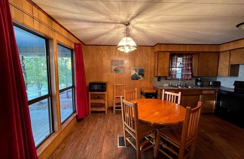 Zwolle Cabin | Spacious Lakeview Cabin with Fishing Pier Access Near Zwolle, Louisiana