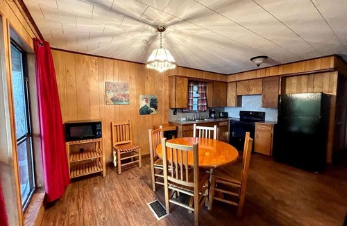 Zwolle Cabin | Spacious Lakeview Cabin with Fishing Pier Access Near Zwolle, Louisiana