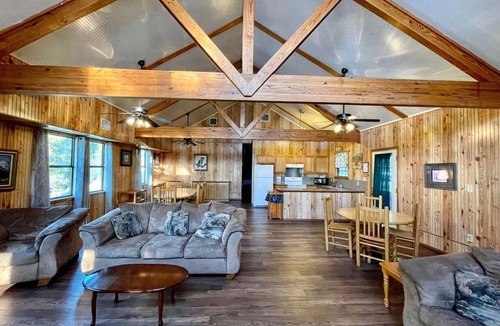 Zwolle Cabin | Spacious Lakeview Triplex Cabin with Water Park Access Near Zwolle, Louisiana