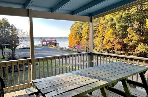 Zwolle Cabin | Spacious Lakeview Triplex Cabin with Water Park Access Near Zwolle, Louisiana