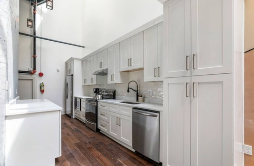 Central Business District Bed & Breakfast | Spacious + Luxurious Artfilled Suites Near FQ+PKG