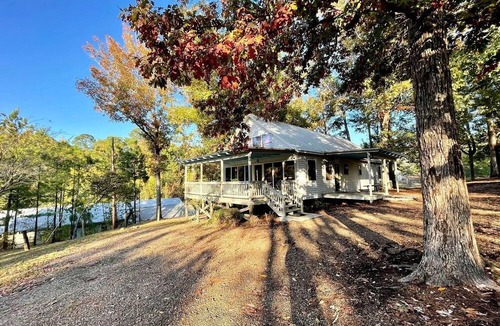 Zwolle Cabin | Spacious Luxury Cabin with Resort Amenities Near Zwolle, LA