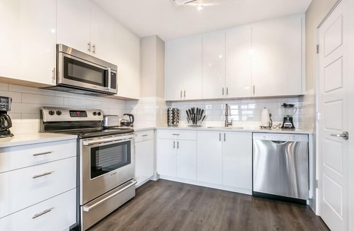 Central Business District Condo | Spacious Modern 1bd Condo in California Building by Hosteeva