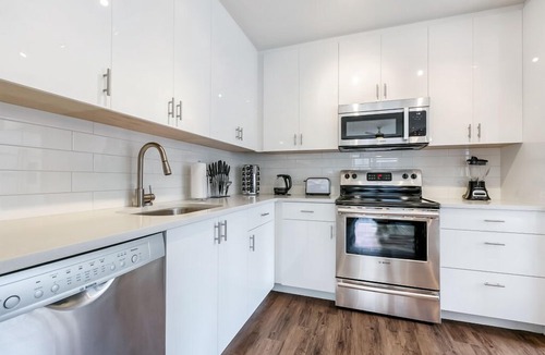 Central Business District Condo | Spacious Modern 1bd Condo w King Bed in California Building by Hosteeva