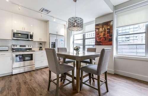Central Business District Condo | Spacious Modern 1bd Condo w King Bed in California Building by Hosteeva