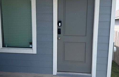 Pflugerville House | Spacious Modern Home w/98” TV + Fast WiFi