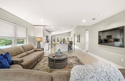 Crystal Beach House | Spacious Open Beach Home ~ Huge Veranda ~ BBQ ~ Beach Gear ~ Community Pool