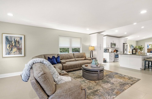 Crystal Beach House | Spacious Open Beach Home ~ Huge Veranda ~ BBQ ~ Beach Gear ~ Community Pool