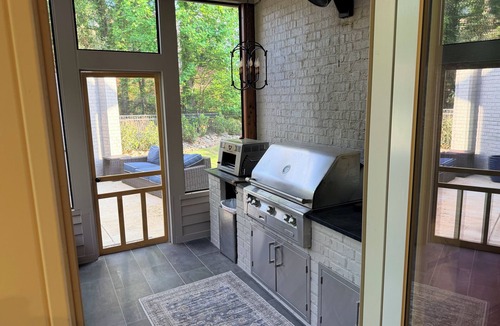 Country Club House | Spacious Oxford 6BR - Sleeps 11 + Crib - Sauna, Pizza Oven, 5 Min Campus