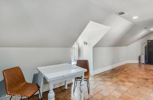 Broadmoor House | Spacious Private Apartment