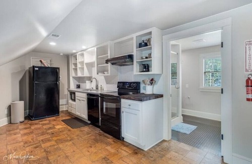 Broadmoor House | Spacious Private Apartment