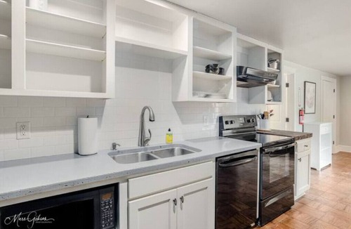 Broadmoor House | Spacious Private Apartment