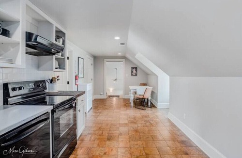 Broadmoor House | Spacious Private Apartment