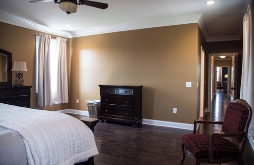 Collinsville House | Spacious, Private Farmhouse on the Countryside with a Playground
